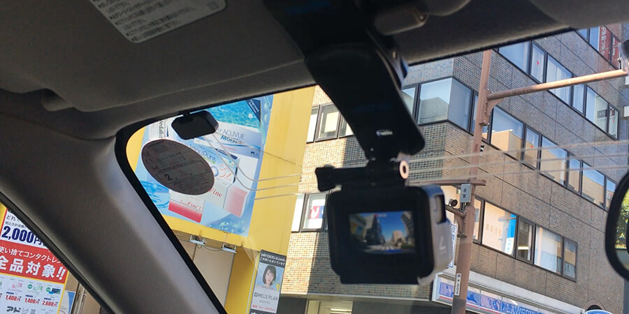 車のサンバイザーに挟む